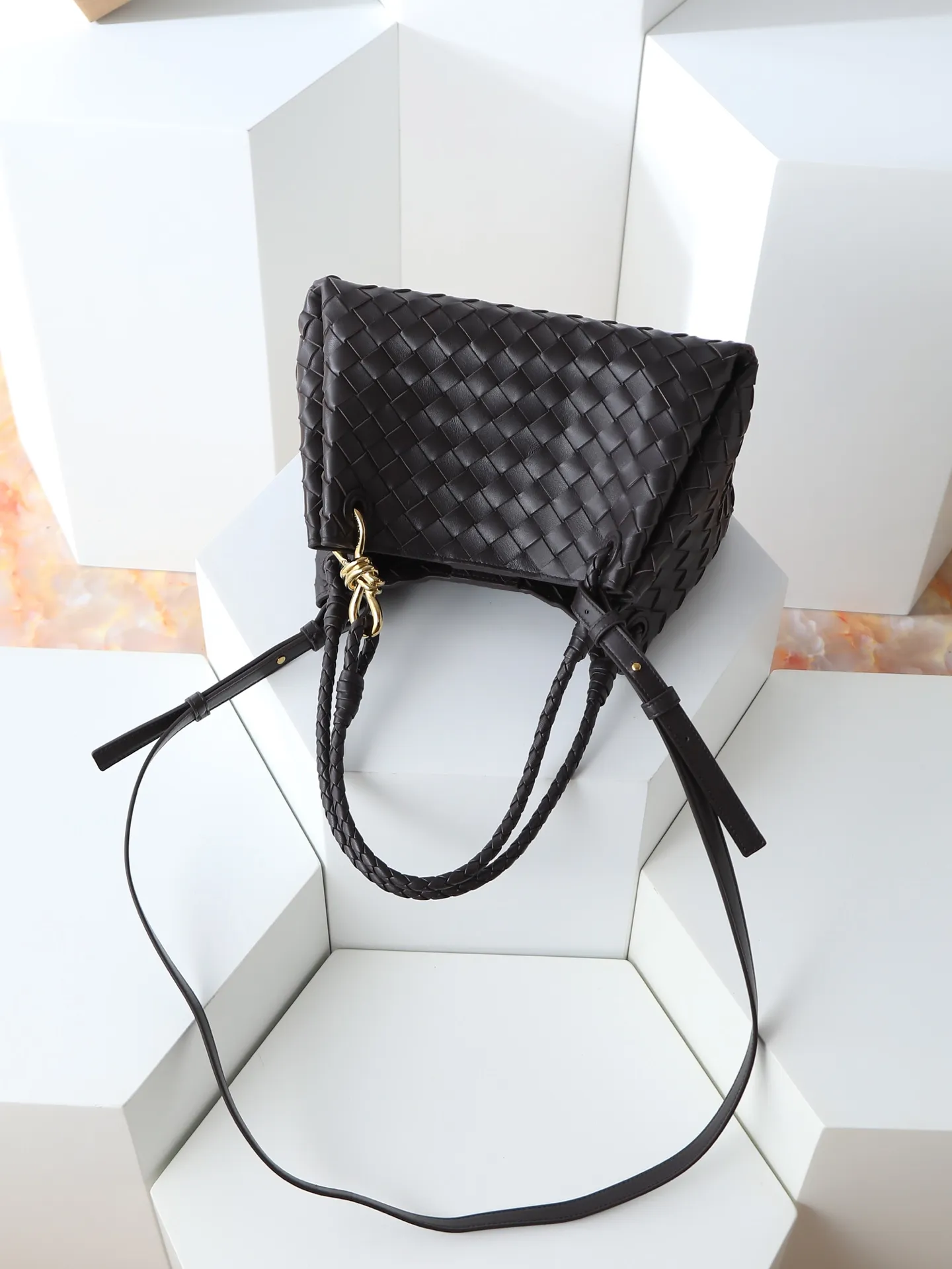 1300. BV's new intrecciato woven leather shoulder bag 🪂 835921 comes with a detachable diagonal shoulder strap and comes with a mini bag inside. The appearance retains the unique design of BV woven leather. The parachute bag is a bag that makes people fall in love before seeing the real thing. The small golden knot embellishment is full of simple and high-end sense to meet your needs in different occasions. Size: 29.5X18.5X17.5cm